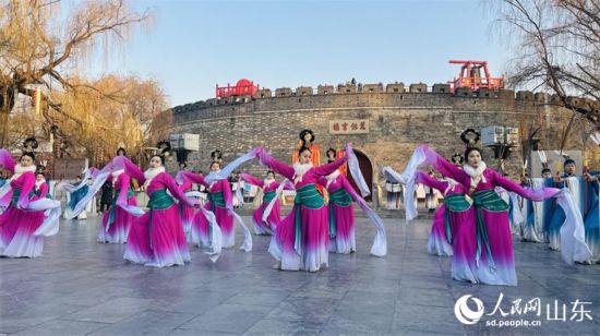 曲阜明古城萬仞宮墻前樂舞迎賓。 人民網(wǎng) 喬姝攝