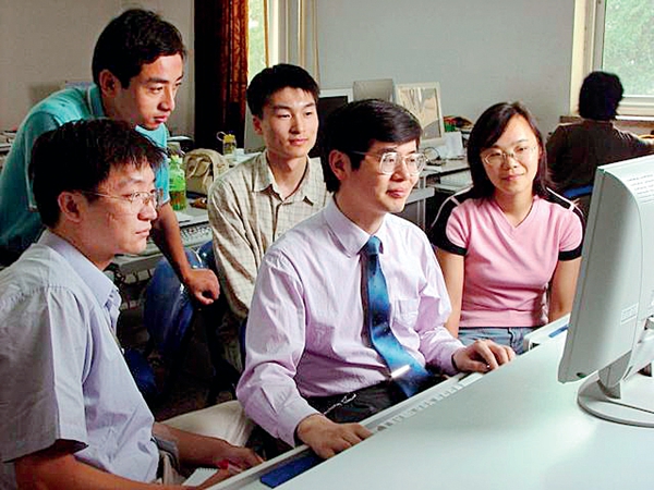 胡偉武：“芯”火相傳，擦干祖國(guó)身上的恥辱