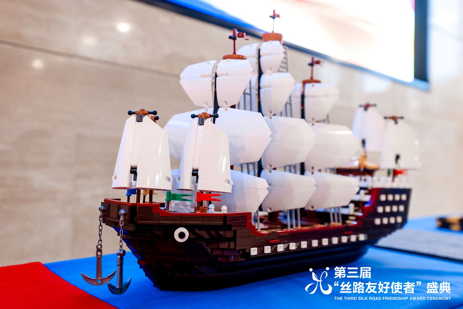 第三屆“絲路友好使者”盛典信物發(fā)布，人民文創(chuàng)“絲路寶船”傳遞絲路情緣