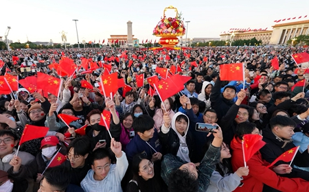 人民日報(bào)社論：壯闊的行進(jìn) 光明的前程
